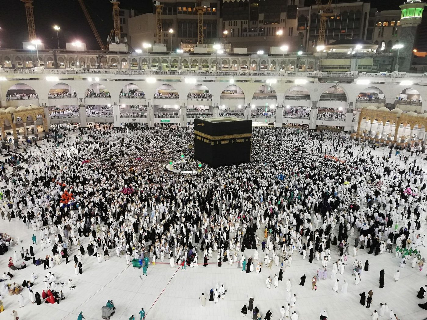 Guide Sifate Hajj et pèlerins devant la Kaaba à La Mecque