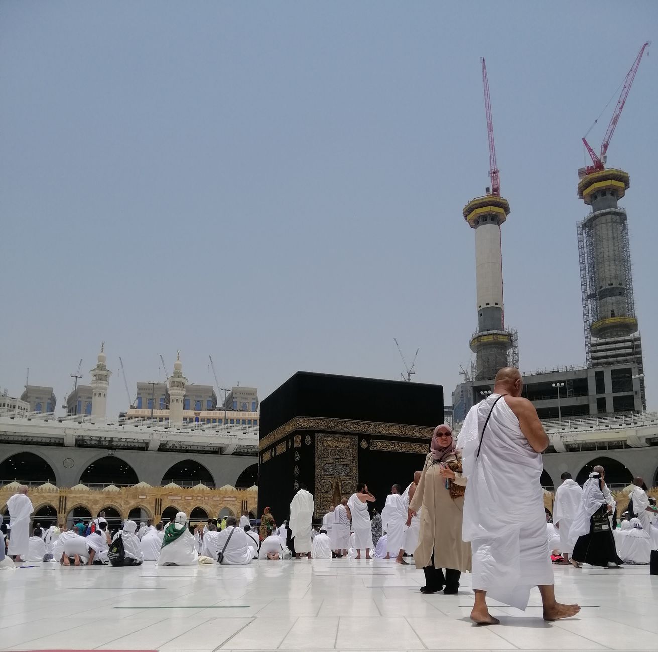 Conseillers Sifate Hajj accompagnant des voyageurs déjà inscrits sur Nusuk (illustration)